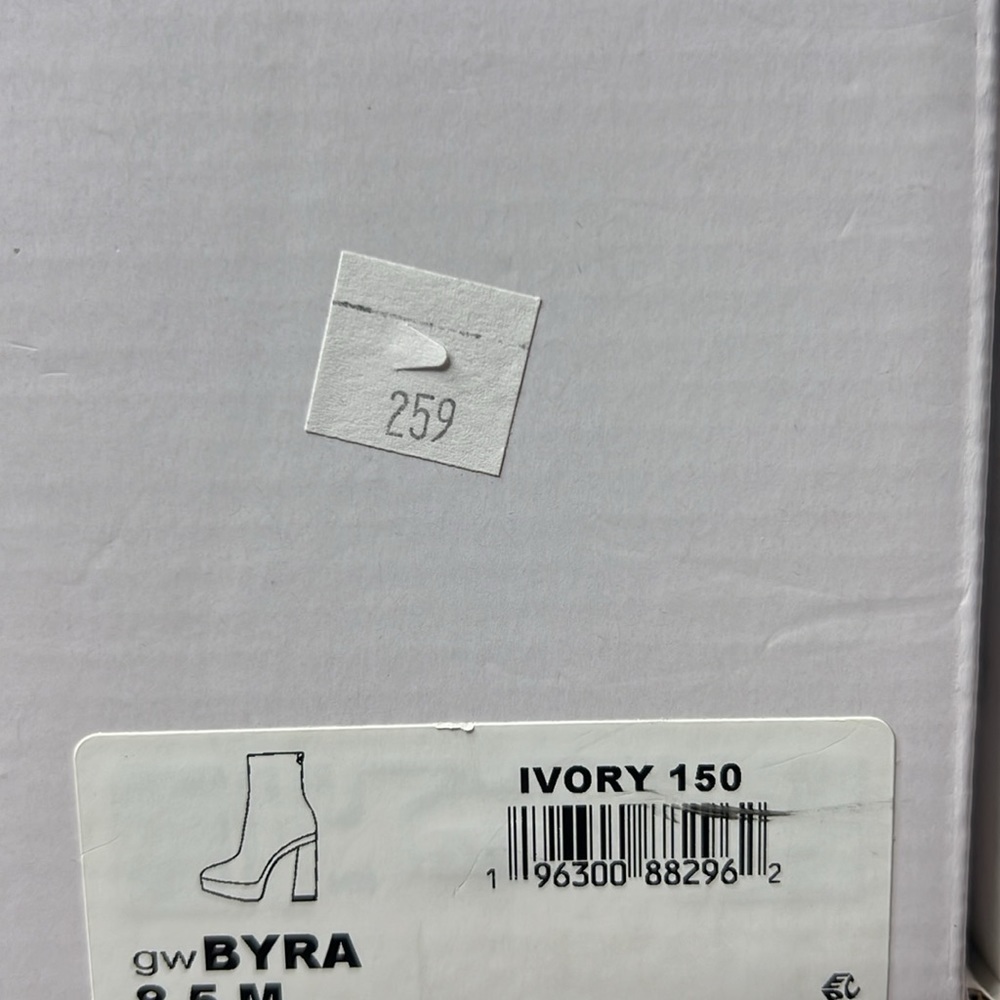 GUESS - White 1-1/2" Platform Cushioned Logo Byra Square Toe Block Heel Size - Picture 13 of 13